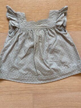 Bonton Toddler Blouse size 24month (2Y), Flutter sleeve cap, Grey/White polka